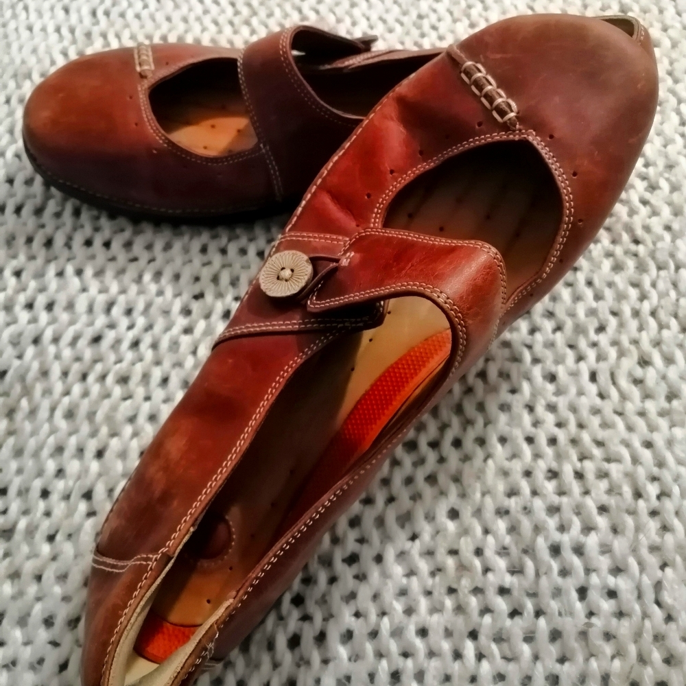 Unstructured women's leather shoes by Clark's